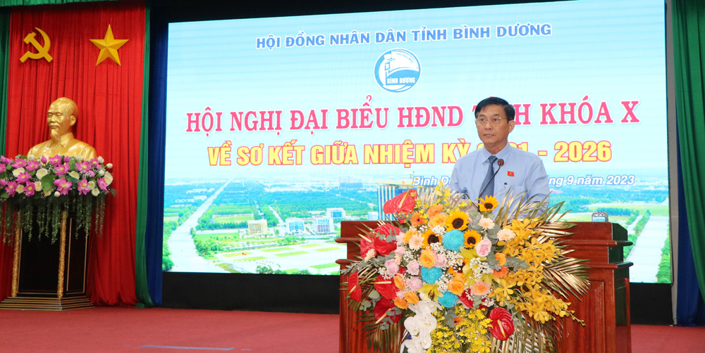 Đồng chí Nguyễn Văn Lộc, Chủ tịch HĐND tỉnh phát biểu khai mạc hội nghị.
